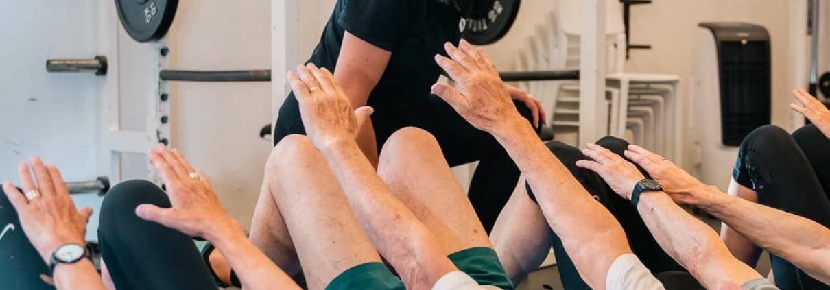 Senior træning og gymnastik hos Kildeskovshallens Fysioterapi i Gentofte – holdtræning for bevægelse, styrke og balance Seniorer til ryg-træning hos Kildeskovshallens Fysioterapi i Gentofte – styrk ryg og funktion